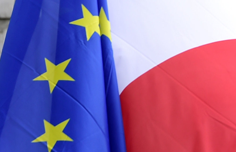 W Unii Europejskiej narasta polityczna wola ukarania Polski za łamanie praworządności - pisze gazeta /TOBIAS SCHWARZ /AFP