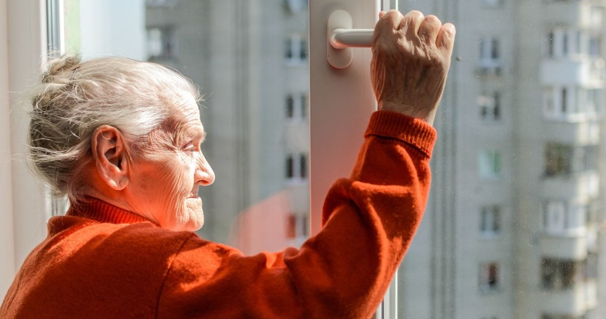 W upalne dni trzeba pozamykać wszystkie okna. Warto też nałożyć na nie pewną rzecz. /123RF/PICSEL