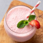 kefir właściwości zdrowotne W upały nawadnia jak woda, ale daje kopa energii. Przy okazji chroni jelita