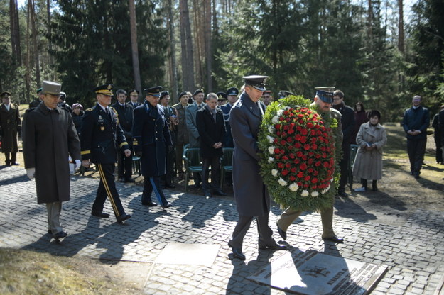 W uroczystości na Polskim Cmentarzu Wojennym w Katyniu uczestniczyło kilkunastu attache wojskowych /Wojciech Pacewicz /PAP