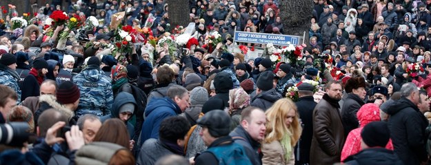 W uroczystościach pogrzebowych Niemcowa uczestniczą tysiące Rosjan /Sergei Ilnitsky /PAP/EPA