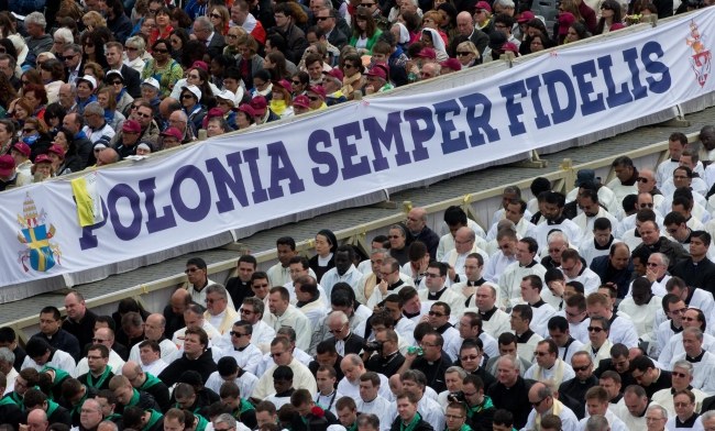 W uroczystościach w Watykanie wzięło udział ok. 800 tys. osób /CLAUDIO PERI /PAP/EPA