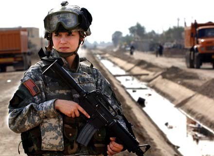 W US Army służy kilkadziesiąt tysięcy kobiet... /AFP