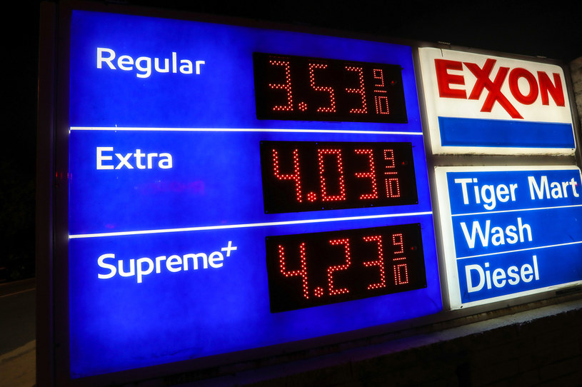 W USA ceny paliw przekraczają 4 dolary za galon. To najwyższa cena od 7 lat i... o około połowę niższa niż w Polsce. Nie uwzględniając różnicy w zarobkach! /Getty Images