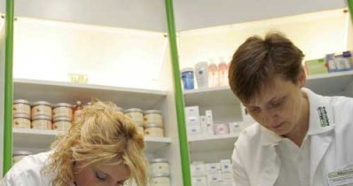 W USA najwyższe wynagrodzenia otrzymują farmaceutki /AFP