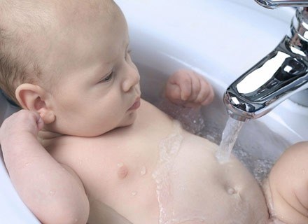 W USA poważnym wypadkom w wannie lub pod prysznicem ulega ponad 40 tys. małych dzieci /ThetaXstock