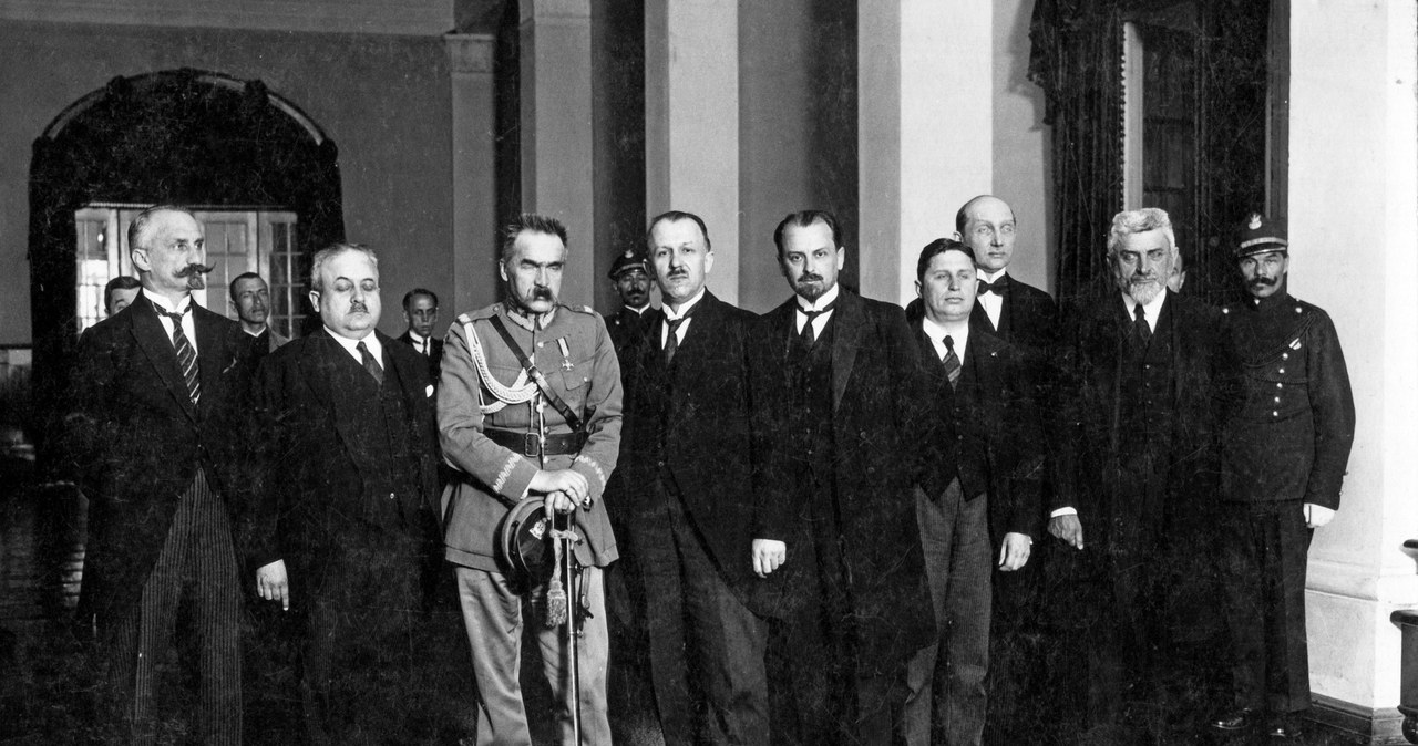 W utworzonym w 1926 roku po przewrocie majowym rządzie Kazimierza Bartla, zarówno sam premier, jak i ośmiu z 11 ministrów było wolnomularzami. To ważny trop dla osób doszukujących się związków masonerii z Piłsudskim i wpływów tej organizacji na polską politykę.