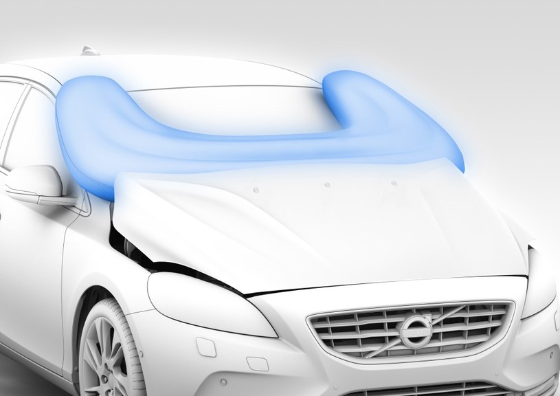 W Volvo V40 debiutuje kolejna poduszka powietrzna, tym razem chroniąca osoby na zewnątrz auta - zabezpiecza pieszych przed uderzeniem głową w szybę. /Volvo