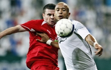 W walce o piłkę Jose Junior z FC Kopenhaga (z prawej) i Ciaran Donaghy (Cliftonville) /AFP
