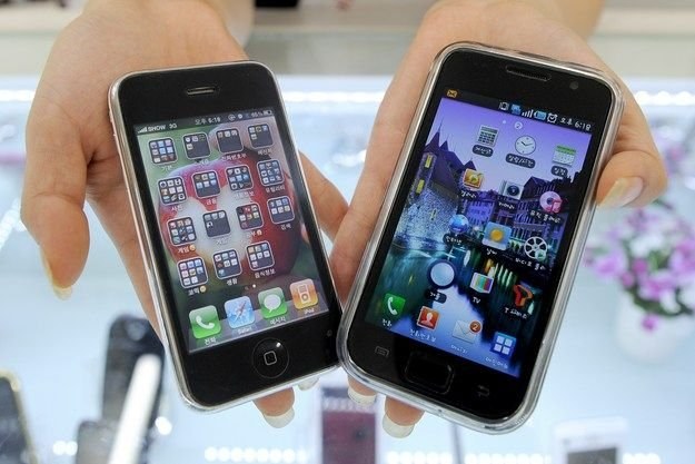 W walce z iPhonem Samsung stawia na Androida, Windowsa i własną Badę. Nie na Symbiana /AFP