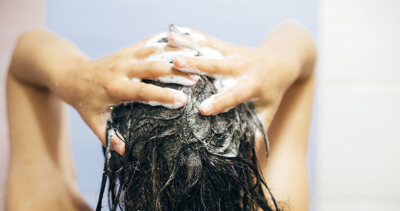 W walce z oklapniętymi włosami mogą pomóc nadające objętości szampony /123RF/PICSEL