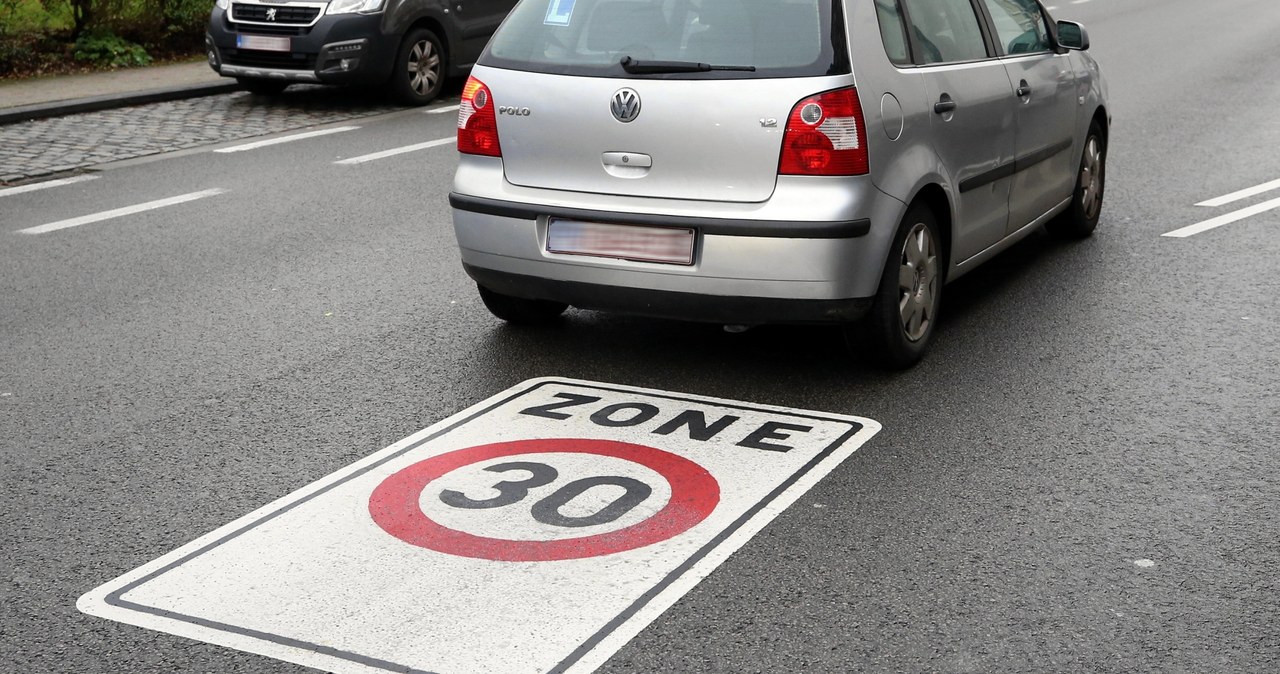 W Walii od 17 września obowiązuje ograniczenie do 30 km/h w obszarze zabudowanym. Poziom sprzeciwu mieszkańców zaskoczył lokalne władze /Getty Images