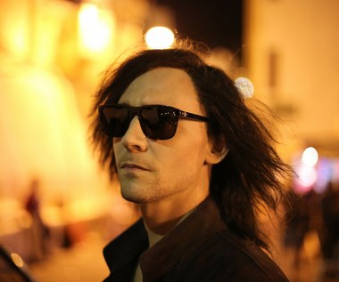 W wampirycznym love story Jima Jarmuscha "Tylko kochankowie przeżyją" Hiddleston zagrał unikającego rozgłosu i słonecznego światła undergroundowego muzyka, skrzyżowanie Syda Barreta i Davida Bowiego z Hamletem. "Mieszka w odludnej części Detroit, kolekcjonuje gitary, słucha winyli i tworzy elektroniczną muzykę końca świata"- brzmiał opis jego postaci.