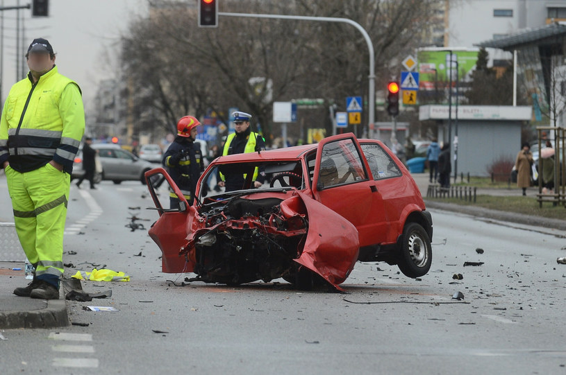 W Warszawie ginie więcej kierowców i pasażerów aut niż pieszych /Marcin Wziontek/Agencja SE /East News