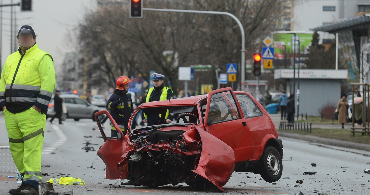 W Warszawie ginie więcej kierowców i pasażerów aut niż pieszych /Marcin Wziontek/Agencja SE /East News