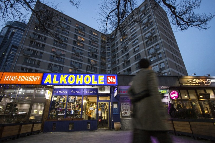 W Warszawie mają być przeprowadzone konsultacje społeczne dotyczące zakazu sprzedaży alkoholu w nocy /Maciej Luczniewski/REPORTER /Reporter