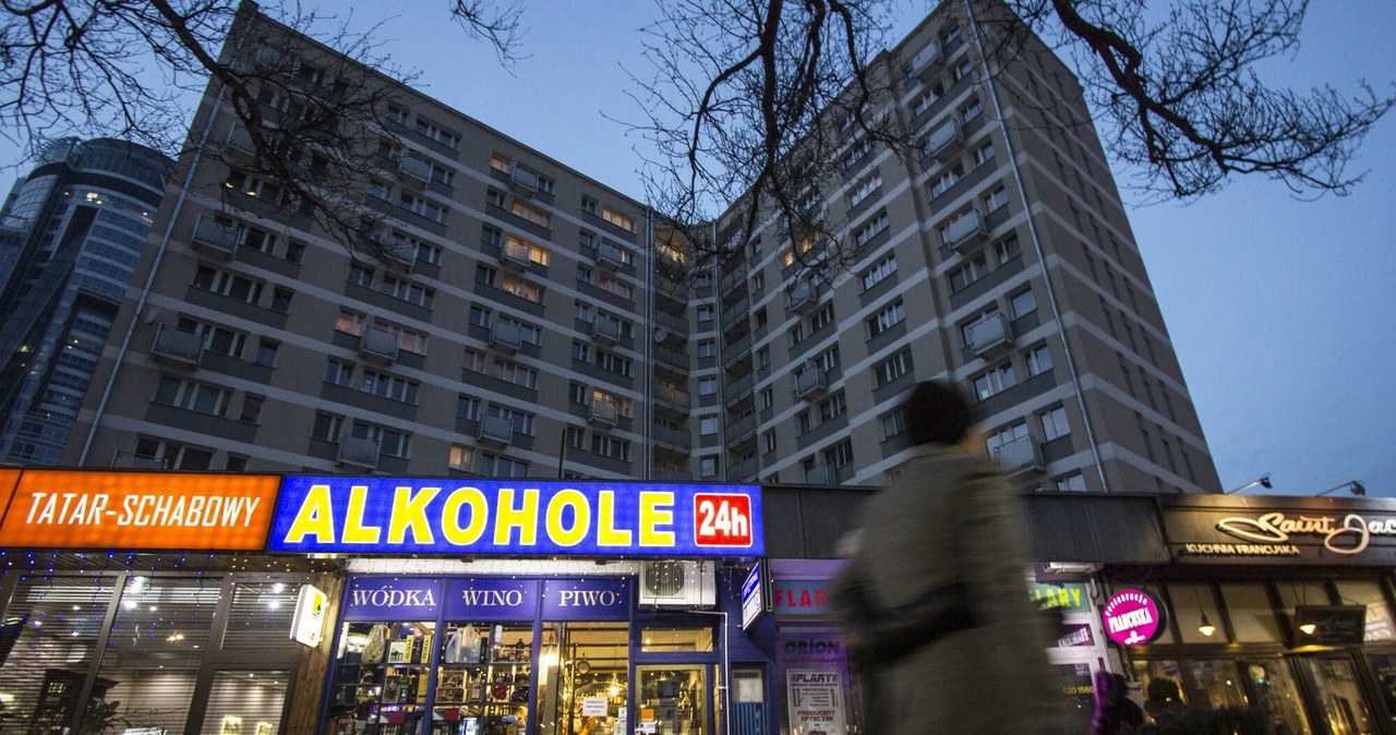 W Warszawie mają być przeprowadzone konsultacje społeczne dotyczące zakazu sprzedaży alkoholu w nocy /Maciej Luczniewski/REPORTER /Reporter