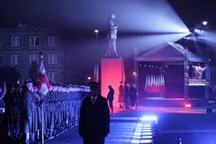 W Warszawie na pl. Piłsudskiego odsłonięto pomnik Lecha Kaczyńskiego