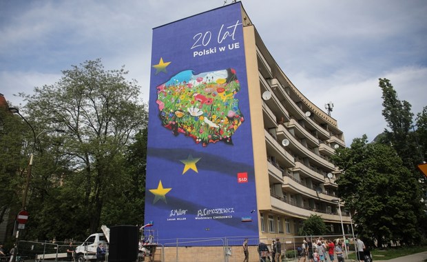 W Warszawie odsłonięto mural z okazji 20-lecia wejścia Polski do UE [ZDJĘCIA]