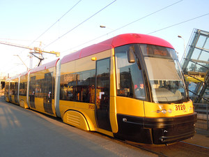 W Warszawie ostrzelano tramwaj i autobus. Użyto broni pneumatycznej