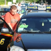 W Warszawie protestuje około 500 taksówkarzy