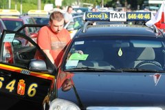 W Warszawie protestuje około 500 taksówkarzy