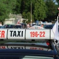 W Warszawie protestuje około 500 taksówkarzy