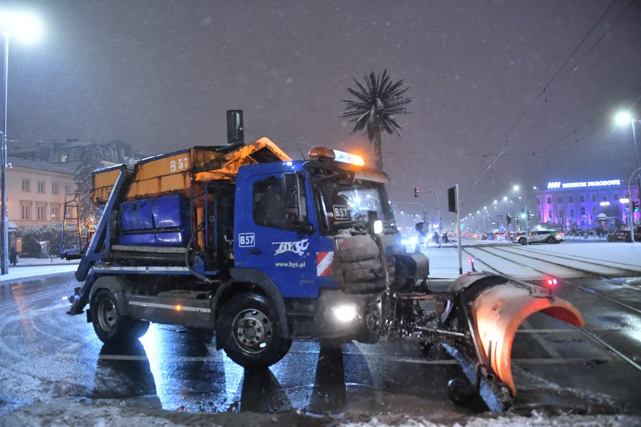 W Warszawie sypie śnieg, z żywiołem walczy 170 pługopiaskarek. /Radek Pietruszka /PAP