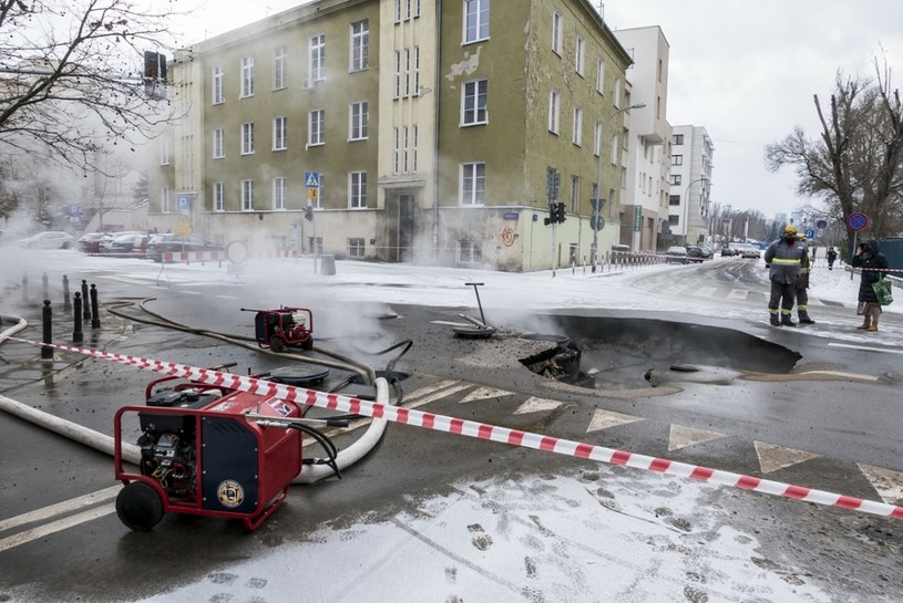 W Warszawie w piątek po uszkodzeniu rury sieci ciepłowniczej na ul. Jagiellońskiej ogrzewania nie było w ponad 60 praskich budynkach. /Szymon Starnawski /Polska Press/East News