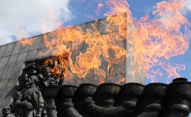 W Warszawie zawyły syreny. 82. rocznica wybuchu powstania w getcie warszawskim 