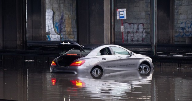 W warszawskiej "kałuży" utonął m.in. niemal nowy Mercedes CLA / Fot: Bartosz Krupa /East News