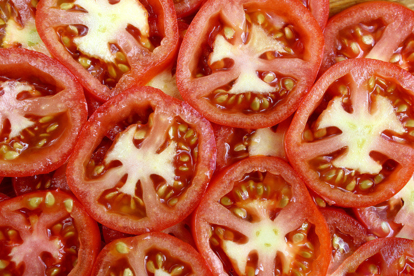 W warzywach i owocach pleśń rozwija się bardzo szybko - odkrojenie fragmentu np. pomidora w niczym nie pomoże /123RF/PICSEL