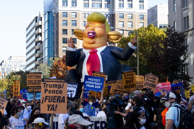 W Waszyngtonie przeszła demonstracja osób, które domagają się, by każdy głos oddany w wyborach został policzony /MICHAEL REYNOLDS    /PAP/EPA