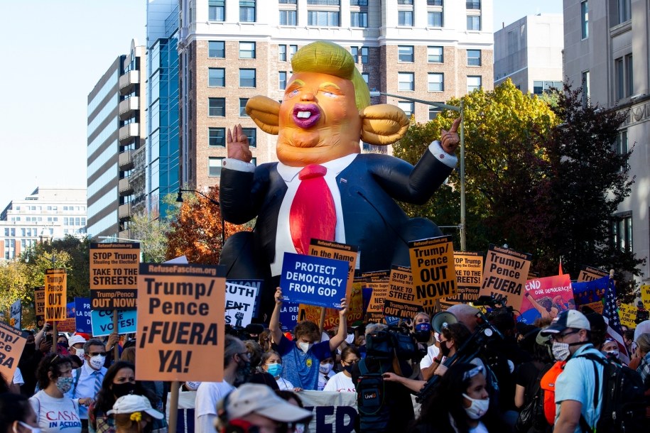 W Waszyngtonie przeszła demonstracja osób, które domagają się, by każdy głos oddany w wyborach został policzony /MICHAEL REYNOLDS    /PAP/EPA