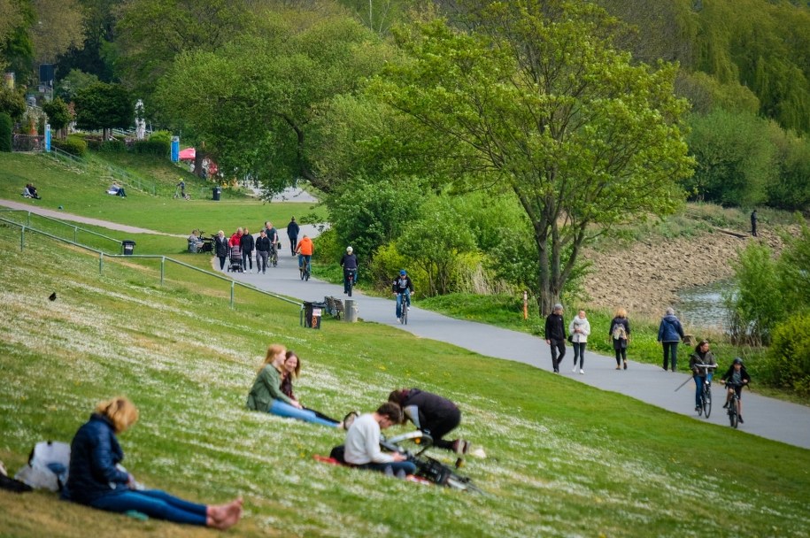 W weekend Niemcy chętnie spędzali czas na świeżym powietrzu /	FOCKE STRANGMANN /PAP/EPA