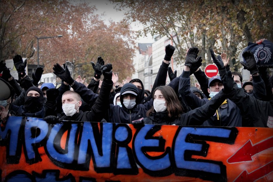 W weekend odbyły się protesty przeciwko reformie. 67 policjantów zostało rannych /Boussuge Mathis/ABACA /PAP