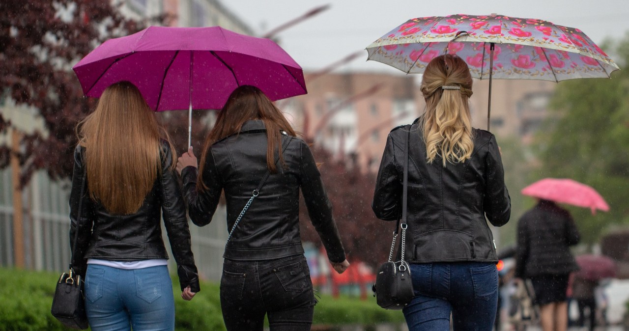 W weekend towarzyszyć nam będą przelotne opady deszczu i burze /123RF/PICSEL