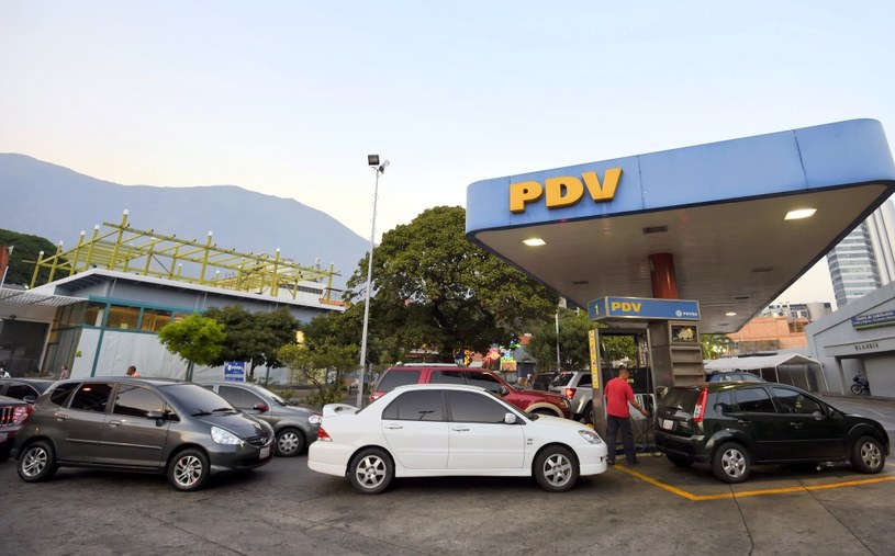W Wenezueli paliwo podrożeje 60-krotnie i... wciąż będzie najtańsze na świecie /AFP