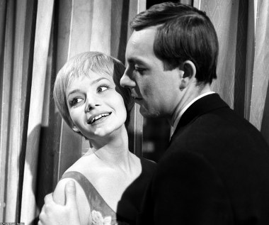 W wieku 77 lat zmarł aktor filmowy i teatralny Jerzy Kamas - poinformowała w niedzielę dyrekcja Teatru Ateneum. 

"Z głębokim żalem i smutkiem żegnamy Jerzego Kamasa, wybitnego aktora, naszego przyjaciela i mistrza. Od 1971 roku stworzył na scenie Teatru Ateneum kilkadziesiąt wybitnych ról. Pozostanie w naszej pamięci na zawsze" - czytamy w komunikacie dyrekcji i zespołu Teatru Ateneum. 

Kinową karierę Kamas rozpoczynał od epizodów w "Awanturze o Basię" (1959) i "Krzyżakach" (1960), jednak pierwszą większą rolę aktor zagrał dopiero w "Przygodzie noworocznej" (1963) Stanisława Wohla.
