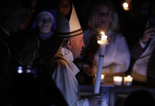 W Wielką Sobotę papież Franciszek przewodniczył w bazylice Świętego Piotra mszy Wigilii Paschalne /RICCARDO ANTIMIANI /PAP/EPA