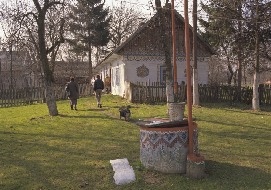 W Wielki Piątek na Śląsku sprawdzano, czy… woda w studni zmieniła się w wino (na zdjęciu ilustracyjnym: studnia we wsi Zalipie k. Tarnowa, marzec 1989) /Jerzy Ochoński   /PAP