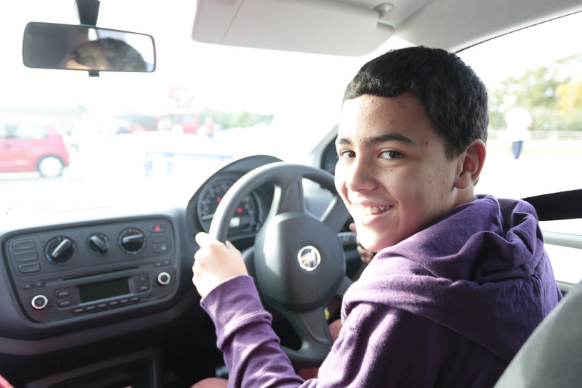 W Wielkiej Brytanii istnieją specjalne programy, w których dzieci w wieku już do 10 lat mogą uczyć się jazdy w bezpiecznych miejscach. Z takiego programu pochodzi do zdjęcie /Informacja prasowa