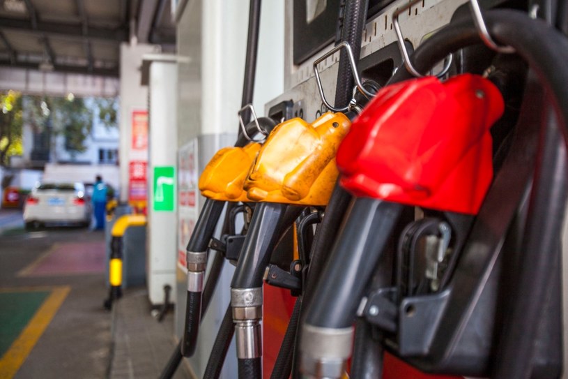 W Wielkiej Brytanii nasiliła się fala kradzieży paliwa na stacjach benzynyowych /CFOTO / NurPhoto / NurPhoto via AFP /