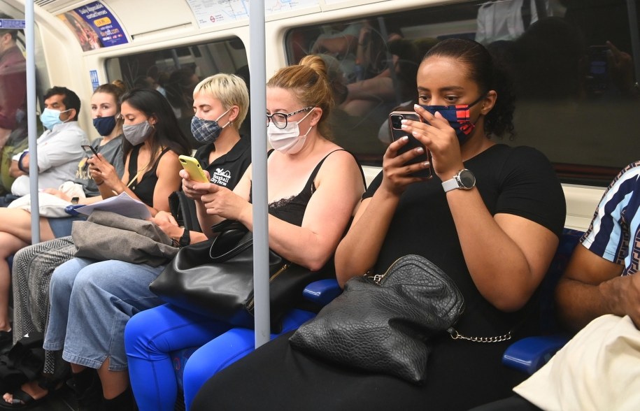 W Wielkiej Brytanii potwierdzono 44 104 zakażenia koronawirusem i zarejestrowano 73 zgony z powodu Covid-19 / 	FACUNDO ARRIZABALAGA /PAP/EPA