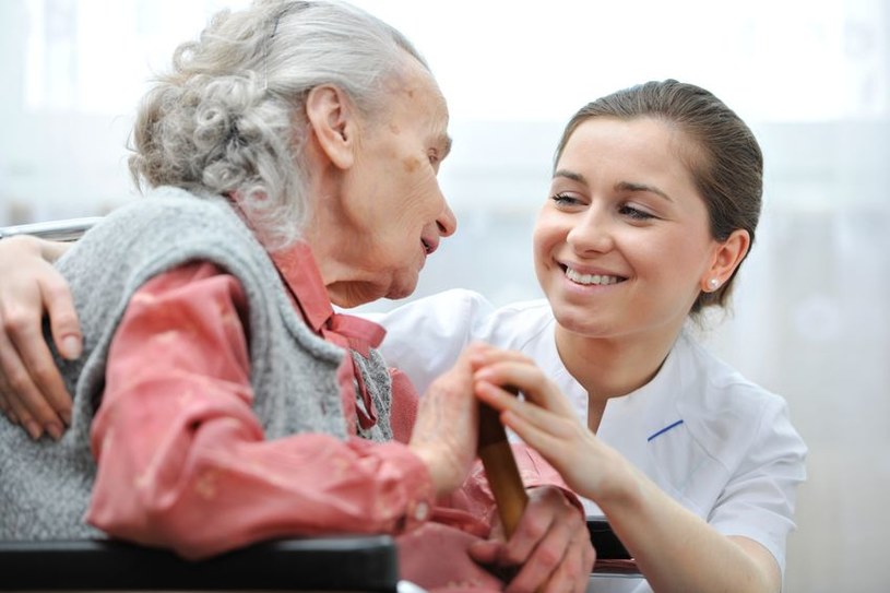 W Wielkiej Brytanii rośnie zapotrzebowanie na opiekunki osób starszych /123RF/PICSEL