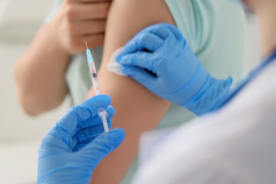 W Wielkiej Brytanii rozpoczęto badania kliniczne szczepionki wytwarzanej w technologii mRNA przeciwko grypie ptaków /Shutterstock