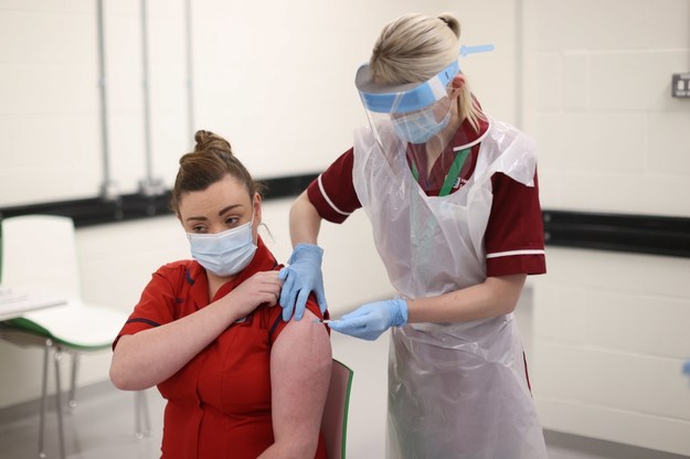 W Wielkiej Brytanii szczepienia rozpoczęły się we wtorek /Liam McBurney / POOL /PAP/EPA