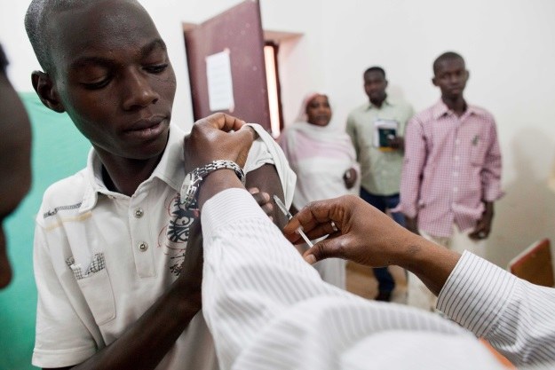 W wielu afrykańskich krajach szczepienia przeciwko żółtej febrze są obowiązkowe /AFP