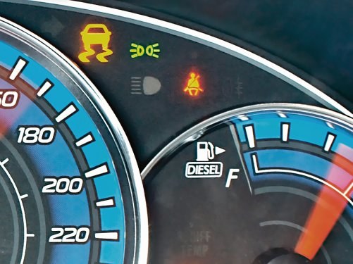 W wielu autach przy wskaźniku poziomu paliwa znajduje się strzałka, pokazująca z której strony znajduje się wlew. /Motor