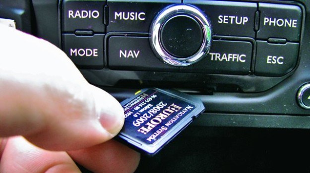 W wielu autach w celu aktualizacji map nawigacji wystarczy wymienić kartę SD. /Motor